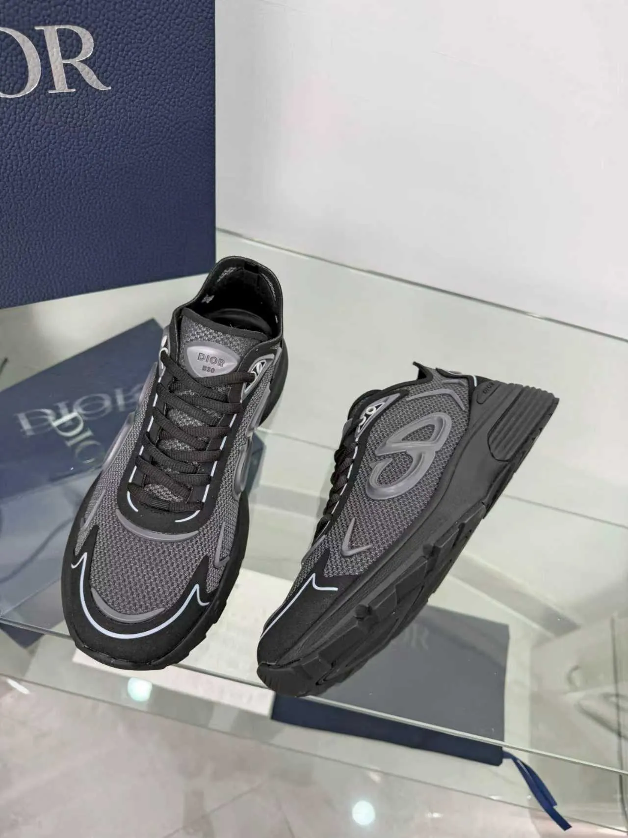 Men's men's shoes P560! DIOR#B30 COUNTDOWN TECH shoes 1. Inspired by lighter running shoes this season 2. Made of multi-layer transparent nylon upper, full of futuristic feel 3. CD30 rubber logo on the tongue/heel to highlight the brand style 4. Equipped with ultra-light foam midsole for the ultimate comfortable wearing experience 5. The entire series uses WELDED (seamless bonding) technology to ensure durability and lightness 6. Full-size dopamine color matching, perfect choice for couples shoes😜